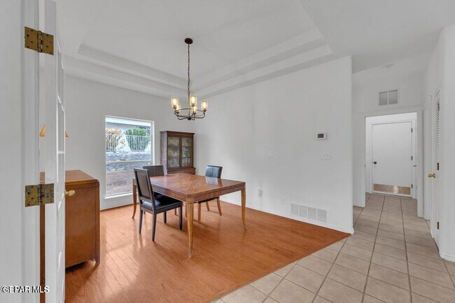 Building Photo - 1121 Regal Ridge Dr