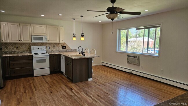 Building Photo - 76 Manor Dr