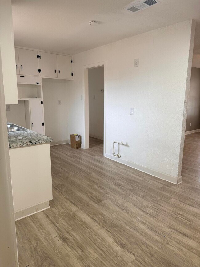 Building Photo - 1801 E 2nd St