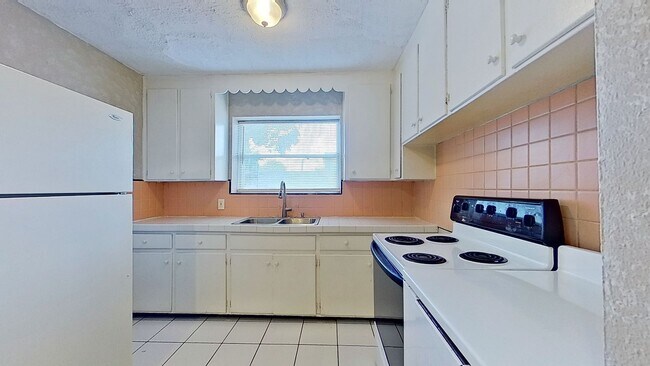 Building Photo - 828 Acosta St