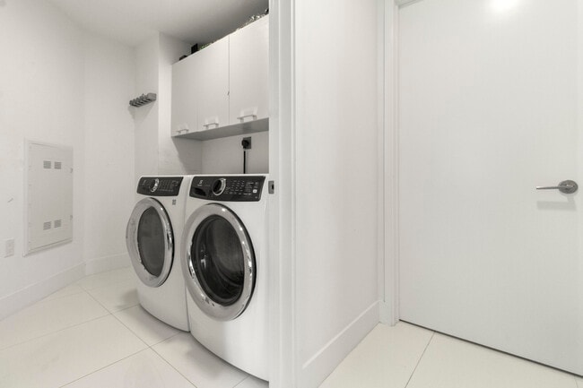 Building Photo - 300 Sunny Isles Blvd