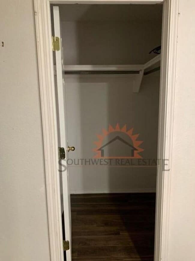 Building Photo - Great 2 bed 2 bath apartment