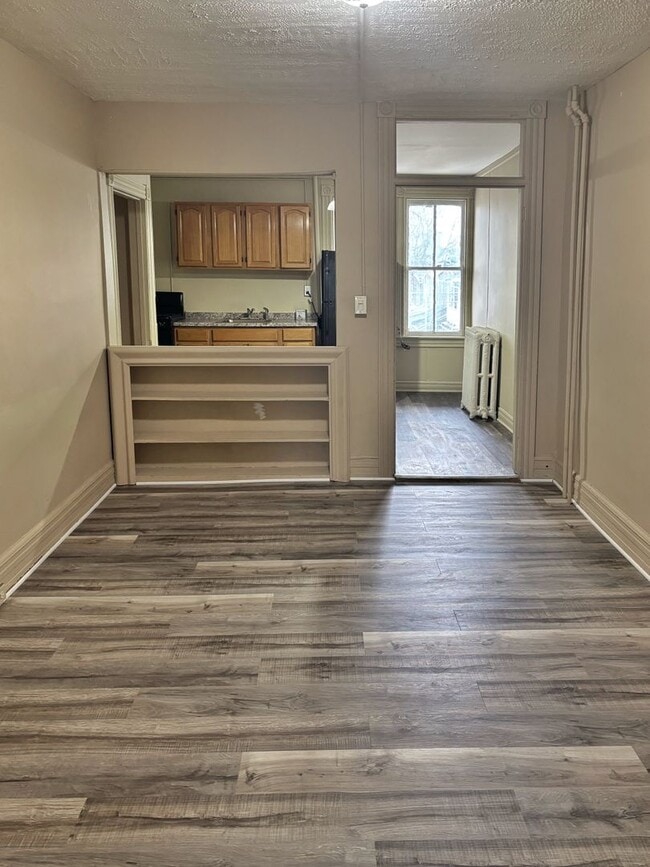 Building Photo - 516 W Allen St