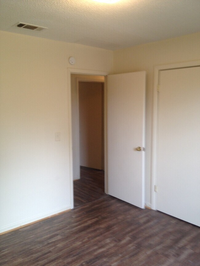 Building Photo - **AVAILABLE NOW**3 Bedroom / 2 Bathroom Ho...