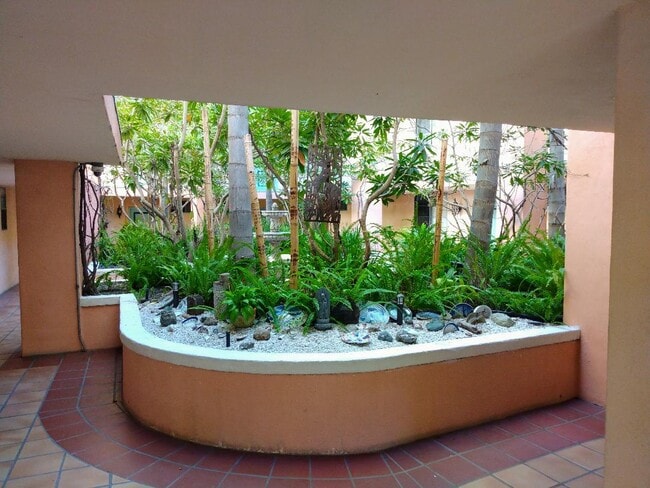Japnese style garden - 640 Veteran Ave