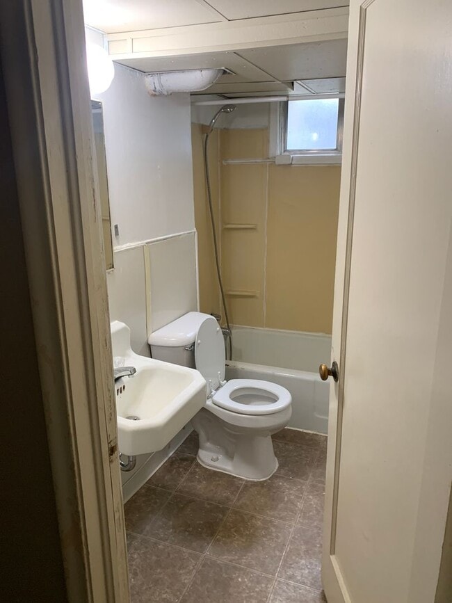 Building Photo - 1 Bedroom/1 Bathroom Apartment