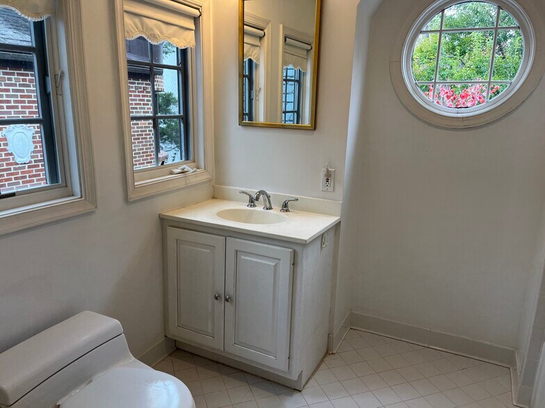 Second floor full bathroom - 8904 Grant St