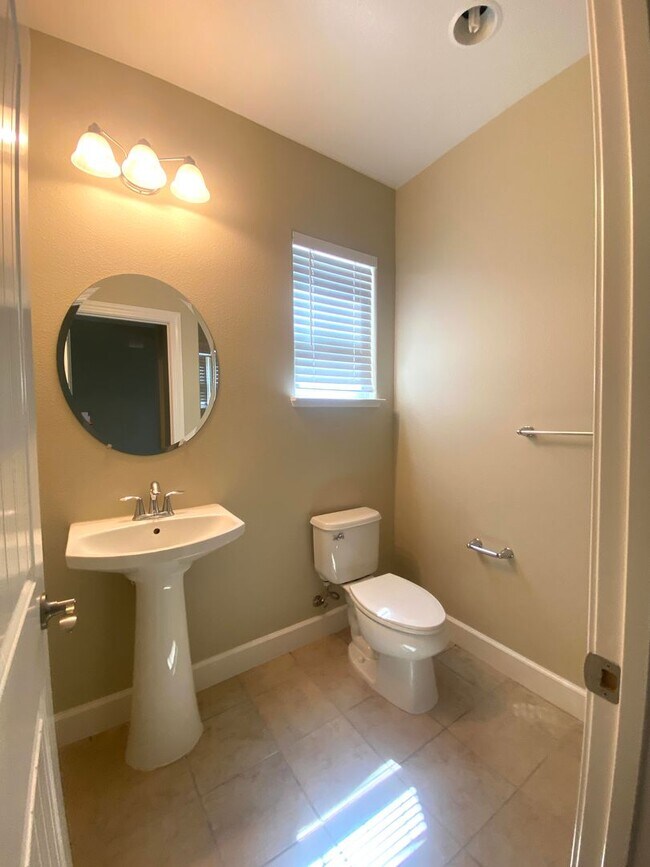 Building Photo - Dublin Ranch 4 Bed & Loft, 3 Bath, close t...