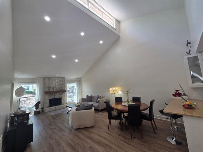 Building Photo - 603 Serramonte Dr