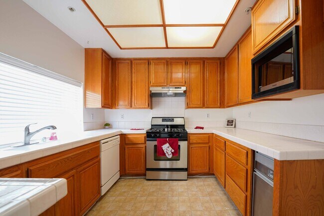 Building Photo - >>> THREE BEDROOM + THREE BATHS TOWNHOUSE ...