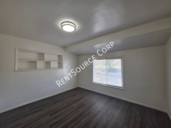 Building Photo - 671 Flora St