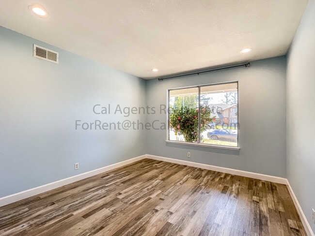 Building Photo - 3600 Siskiyou Ct