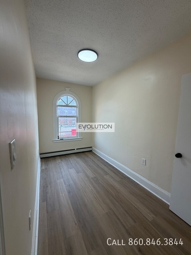 Building Photo - 906-908 Park St-3E
