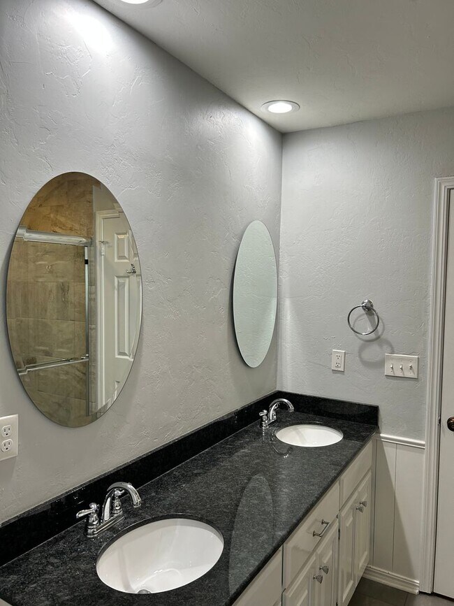 Building Photo - AVAILABLE SEPTEMBER 10TH Charming 4 bed 2....