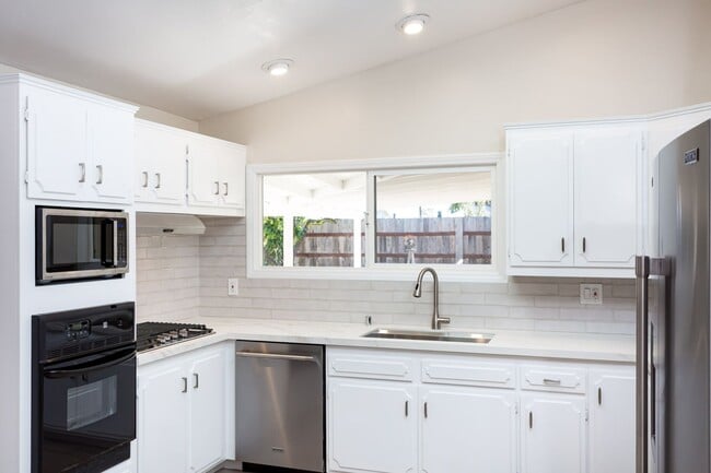 Building Photo - Newly updated Single-Story in Clairemont