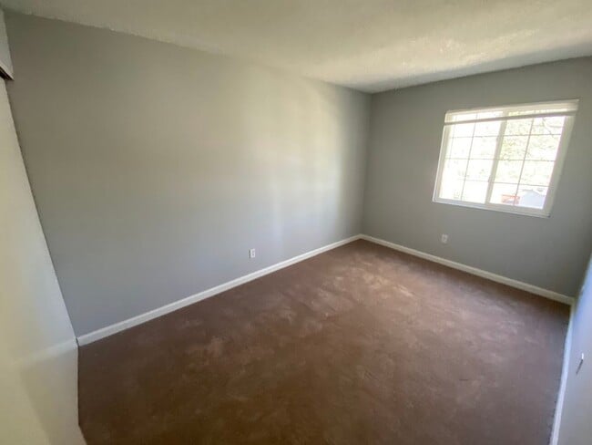 Building Photo - 3 Bedroom 1.5 Bath Townhome Near River Access