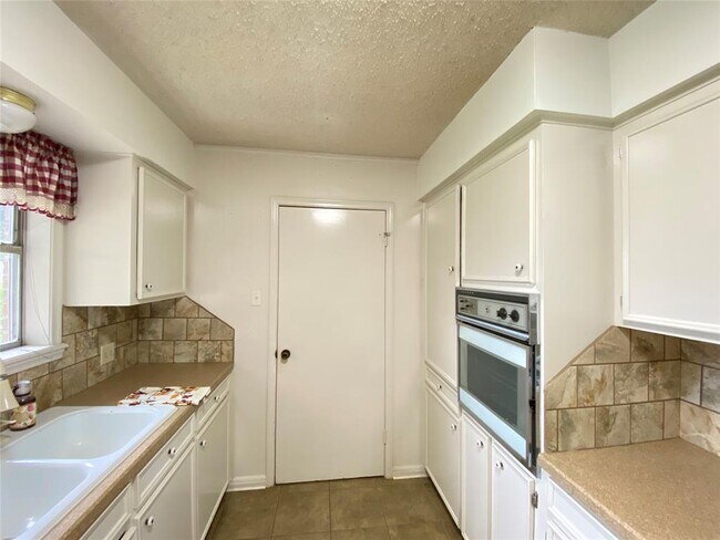Building Photo - 2233 Ripple Creek Dr