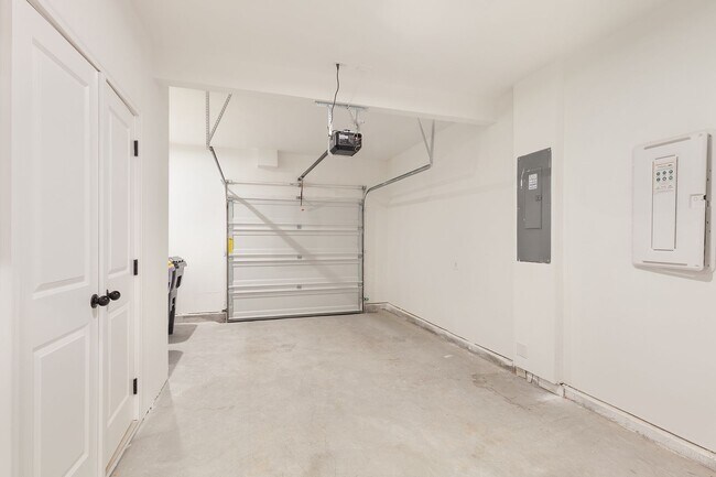 Building Photo - One Month Free Move In Special! Beautiful Grant Park Townhome Directly on the Atlanta BeltLine w/...