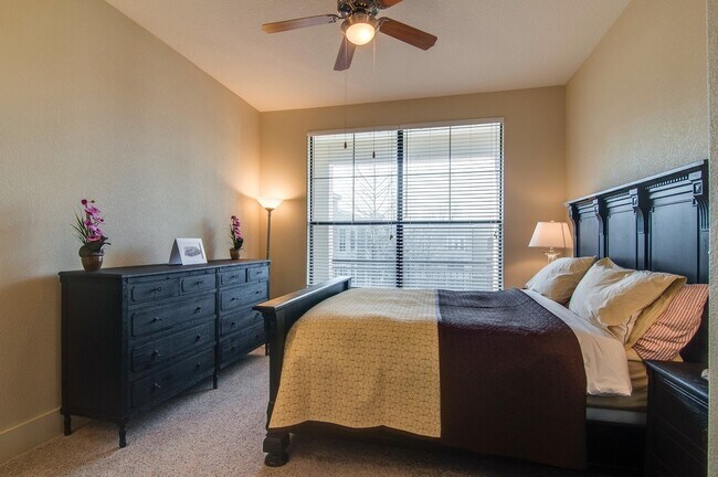 Building Photo - Available NOW! 2-Bed/2-Bath Hillsboro/Belmont