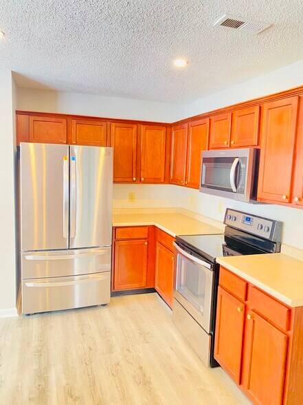 Building Photo - 5843 Amber Ln