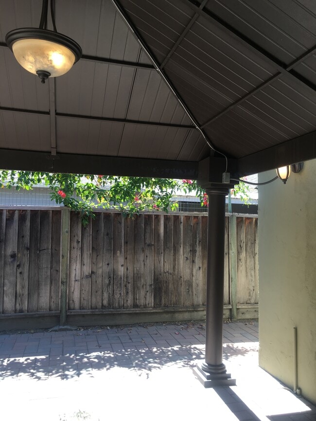 Building Photo - 2376 Forbes Ave