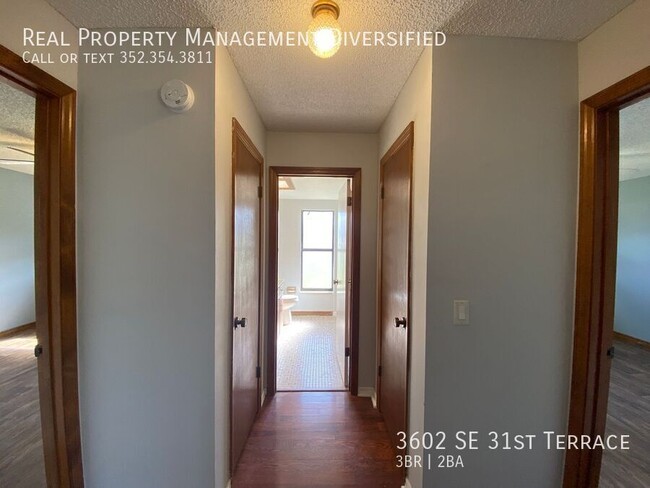 Building Photo - Cedar Hills - Desirable SE neighborhood 3/2/2