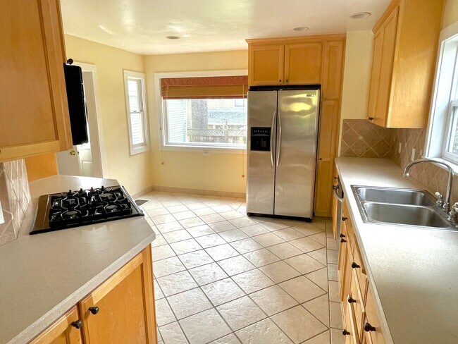 Building Photo - Coveted Laurelhurst Craftsman, Detached Garage, A/C, Hardwoods...A Rare Listing!