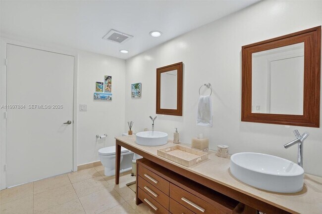 Building Photo - 495 Brickell Ave