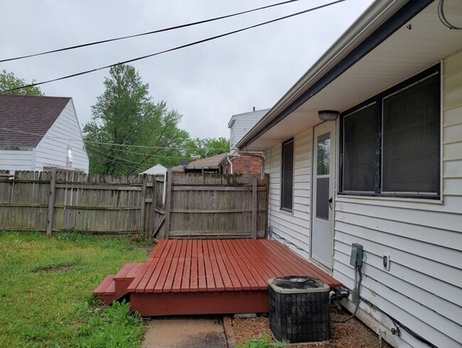 Building Photo - 534 S Christine Ave