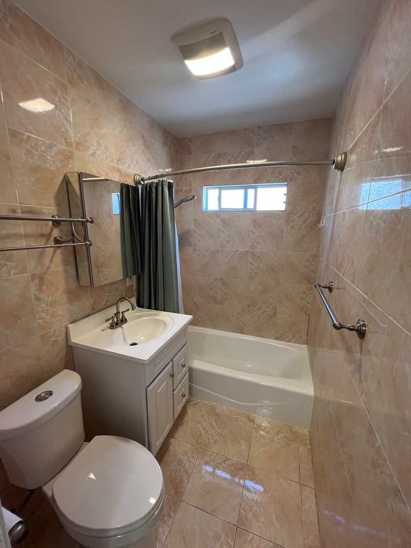 Building Photo - 2-bedroom, 1-bath home in the heart of Glendale!