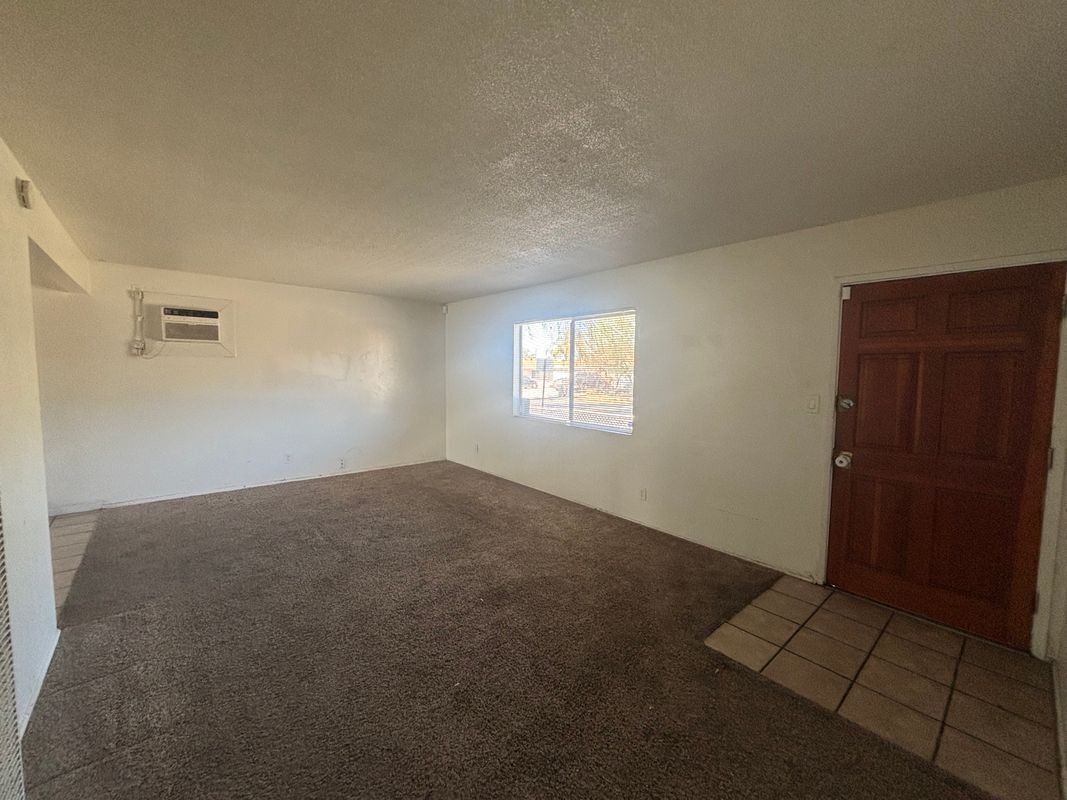 Building Photo - 701 E Oakland