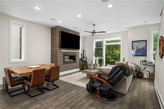 Building Photo - 52 Reynolds Square Ln