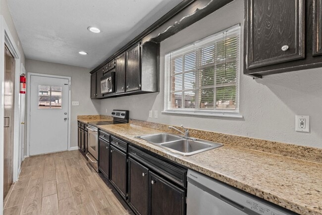 Building Photo - Beautiful 2 Bed, 2 Bath Townhome