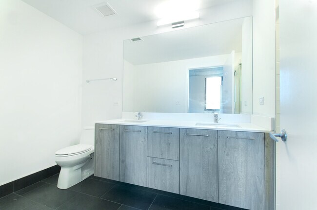 Building Photo - 1715 W Roscoe St