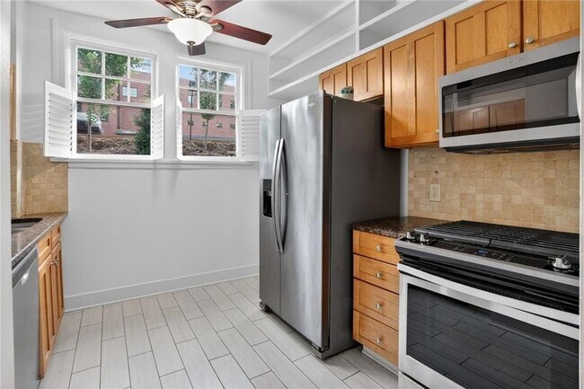 Building Photo - 677 Somerset Terrace NE