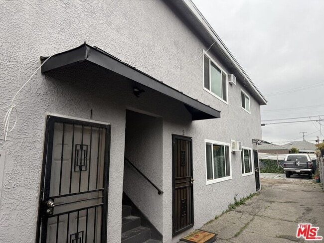 Building Photo - 2530 Carmona Ave