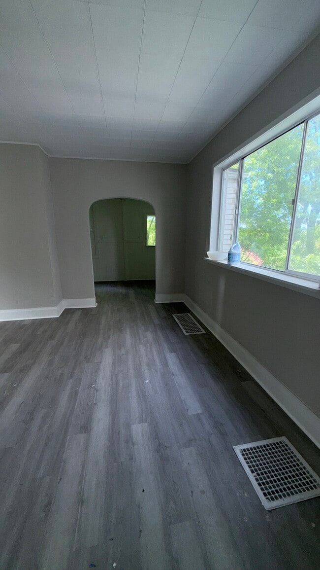 Building Photo - 2723 Merwyn Ave