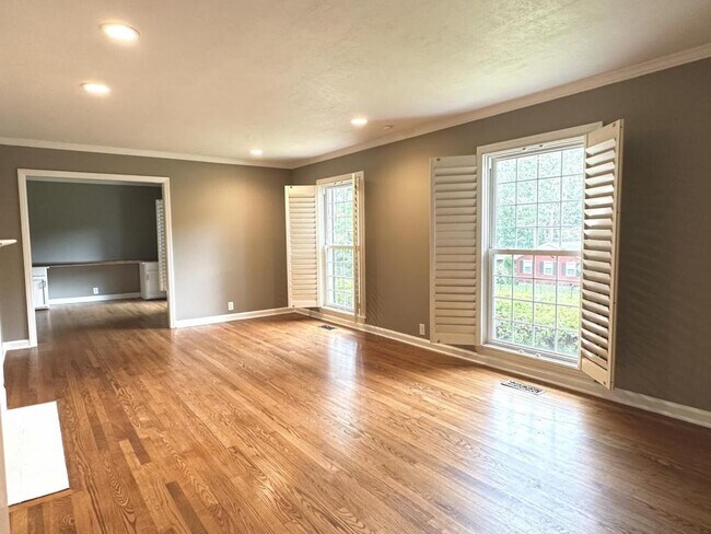 Building Photo - 2530 Mirror Lake Dr