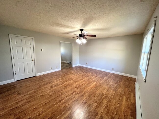 Building Photo - 4 bedroom Family  Home!