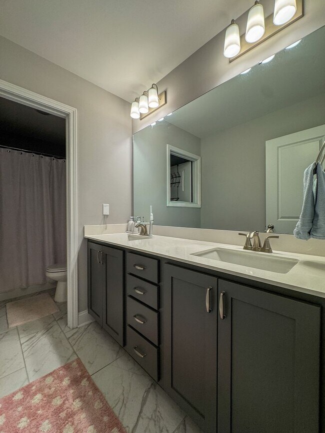 Building Photo - Spacious 4 Bed 3 Bed Home in Pine Forest School District