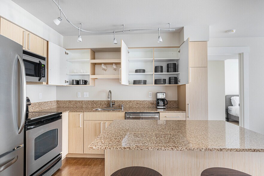 Building Photo - 215 10th Ave E