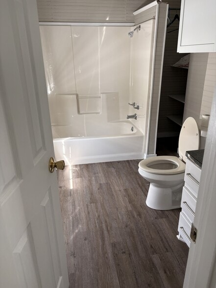 Bath for Front Bedroom - 9062 LA-1