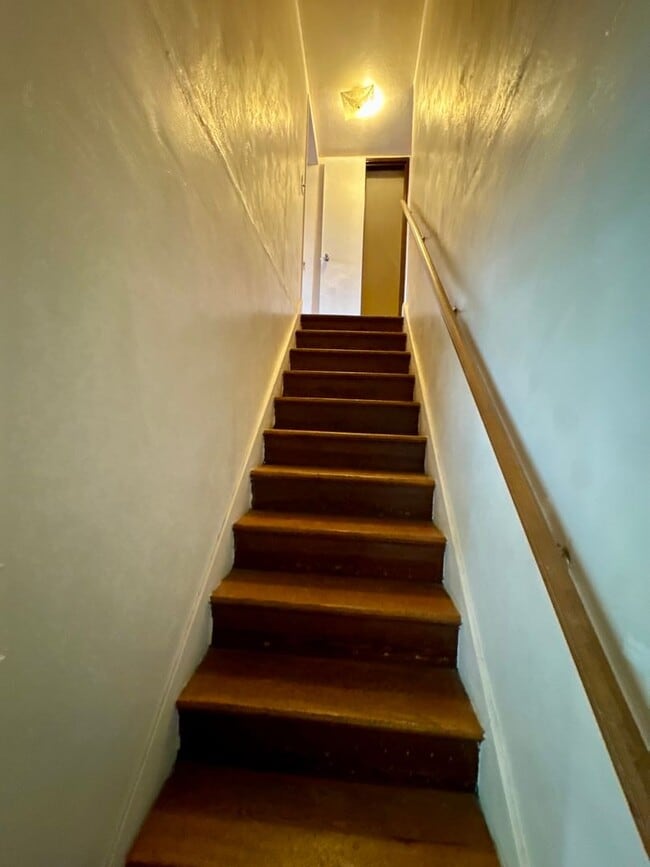 Building Photo - Charming 4 Bed 1.5 Bath house with BRAND NEW KITCHEN!!!