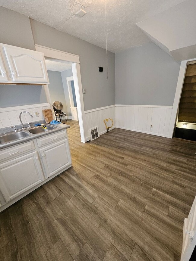 Building Photo - Single family home lower east side