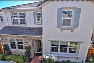 Building Photo - Gorgeous Model Spacious Folsom Unit!
