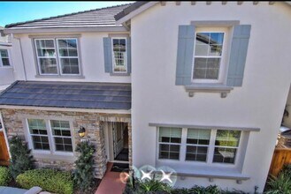 Building Photo - Gorgeous Model Spacious Folsom Unit!