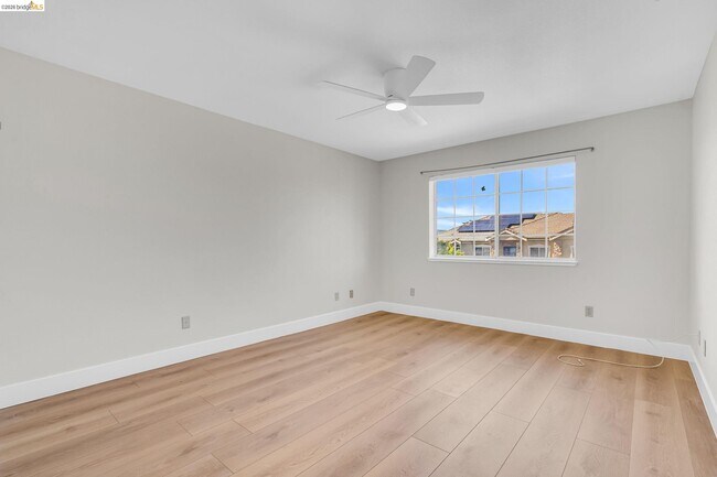 Building Photo - 5650 Edgeview Dr