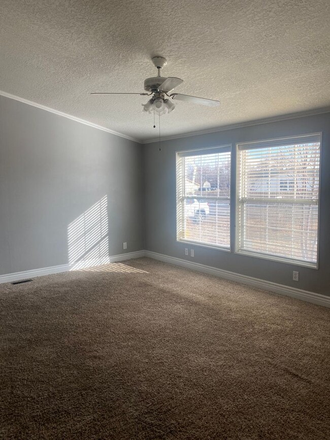 Building Photo - 4 Bedroom Single Family Home!