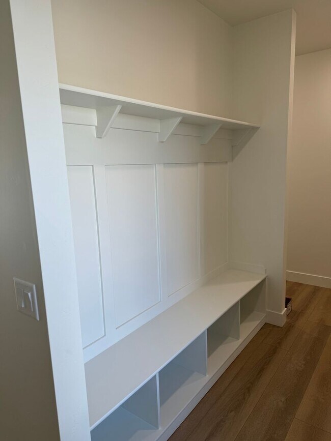 Building Photo - TWIN HOME FOR RENT IN SUGAR CITY - 3 BEDROOMS 2 FULL BATHROOMS