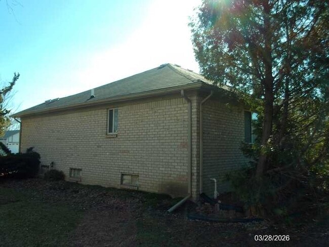 Building Photo - 2081 Newburgh Dr